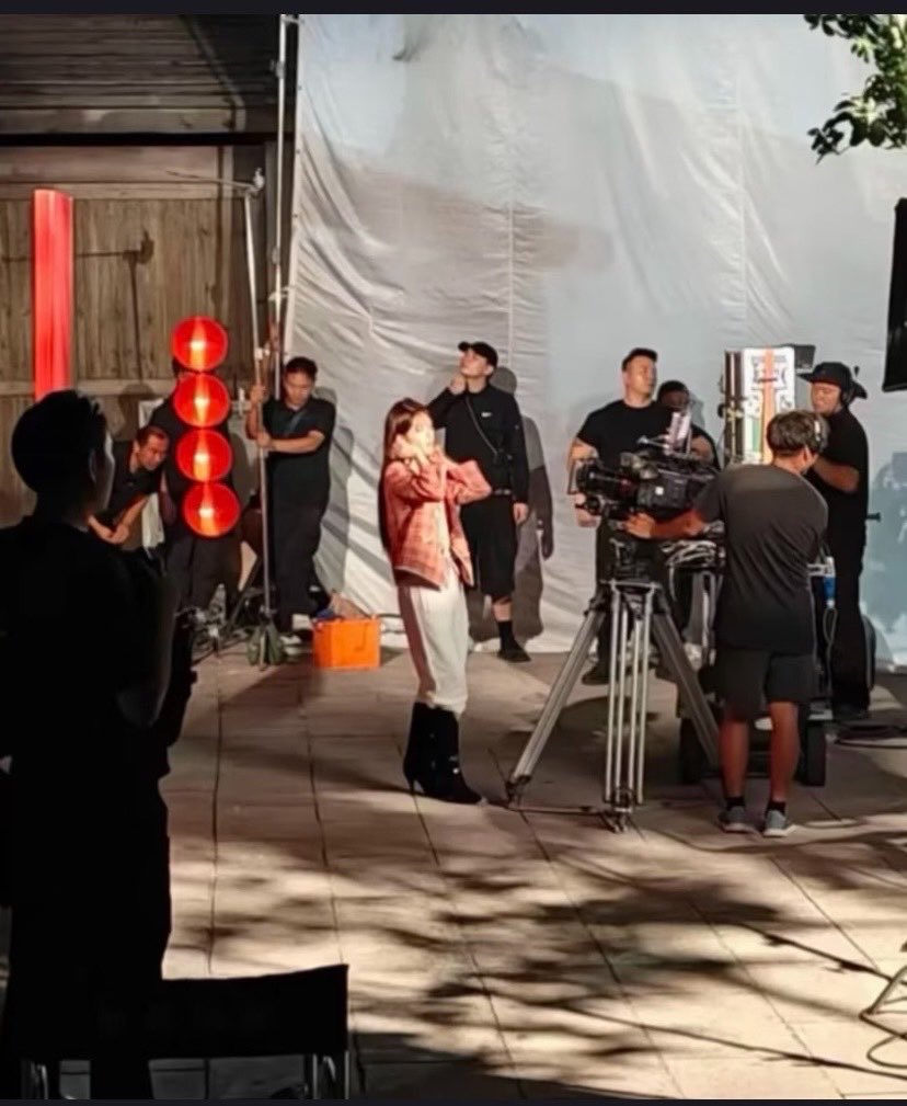 rosyy119's tweet photo. ใช่มั้ยนะ ?? 
#zhaolusi x Valantino https://t.co/lHHLV89hEr