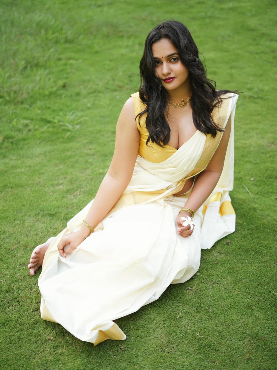 DesiDivasDaily's tweet photo. Saree lovers 🔥🔥🔥 https://t.co/SwuGJ3vILu
