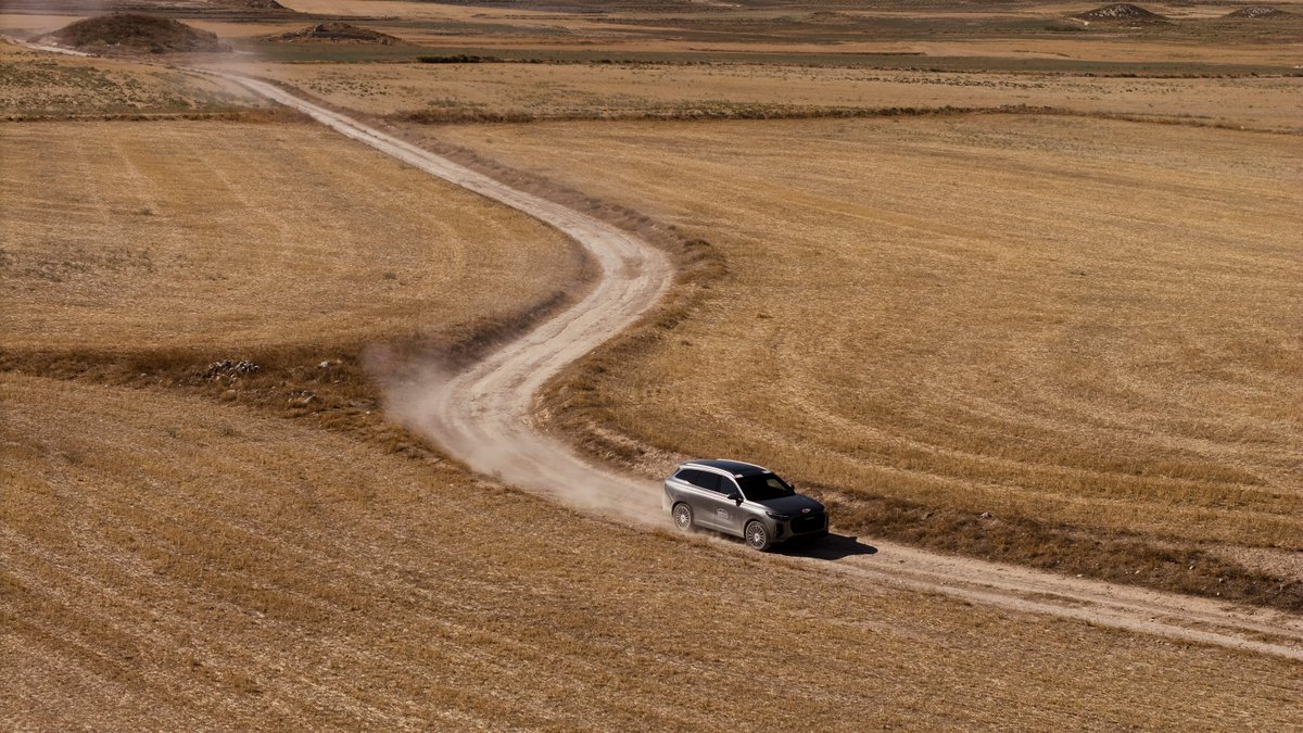 ebro_ev's tweet photo. El EBRO s900 PHEV salió del asfalto para recorrer 100 km por los tramos del Cierzo Rally Ejército de Tierra.
Con 140 km de autonomía eléctrica, 428 CV y tracción 4x4, el equipo ganador completó el recorrido con 0,5 litros de combustible 💪
#EBRO #ElFuturoSiempreEstuvoAquí https://t.co/Kh4Gs0psY6