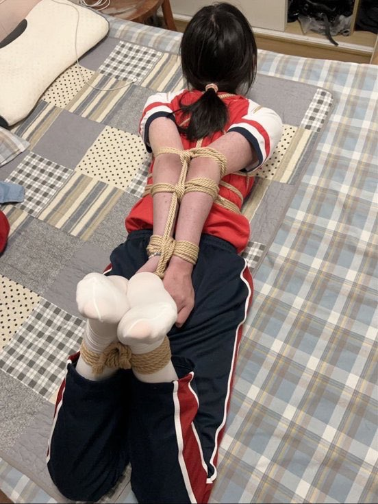 Damien295395249's tweet photo. 现在的孩子都玩这种了嘛？？手机里发现这种照片还有救嘛？是不是已经彻底学坏了啊  #母女 https://t.co/ils2uBY1Ua