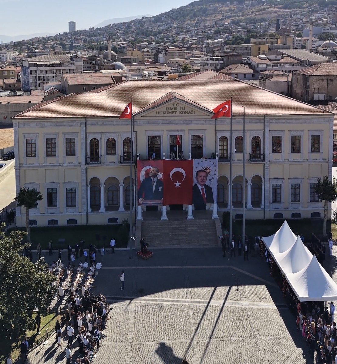 MAtillaKaya's tweet photo. 📍Konak

Güzel İzmir'imizin düşman işgalinden kurtuluşunun 104. yıl dönümü vesilesiyle düzenlenen törenlere katıldık.

Kurtuluş Savaşımızın Başkomutanı Gazi Mustafa Kemal Atatürk'ü, İstiklal Mücadelemizin tüm kahramanlarını, Hasan Tahsin'i, Yüzbaşı Şerafettin'i, bu toprakları vatan yapan tüm şehitlerimizi ve gazilerimizi rahmetle, minnetle anıyorum.