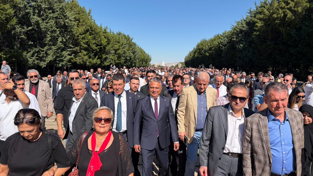muratzel007's tweet photo. Cumhuriyet Halk Partimizin 103. yaşı kutlu olsun! 🇹🇷

Partimizin 103. kuruluş yıl dönümünde; Genel Başkanımız Kemal Kılıçdaroğlu’nun öncülüğünde, Antalya İl Başkanımız Hasan Şahin, Antalya Milletvekilimiz Sururi Çorabatır, ilçe başkanlarımız, Muratpaşa Belediye Başkanımız Ümit Uysal ve Antalya’nın dört bir yanından gelen örgütümüzle birlikte Anıtkabir’i ziyaret ettik.

Cumhuriyetimizin ve partimizin kurucusu Büyük Önderimiz Gazi Mustafa Kemal Atatürk’ün izinde; Cumhuriyet, demokrasi, adalet ve eşitlik mücadelemizi kararlılıkla sürdüreceğiz. Halkımızın yaşadığı sorunlara çözüm olmak ve ülkemizi aydınlık yarınlara taşımak için omuz omuza çalışmaya devam edeceğiz.

Yaşasın Cumhuriyet!
Yaşasın Cumhuriyet Halk Partisi! 🇹🇷