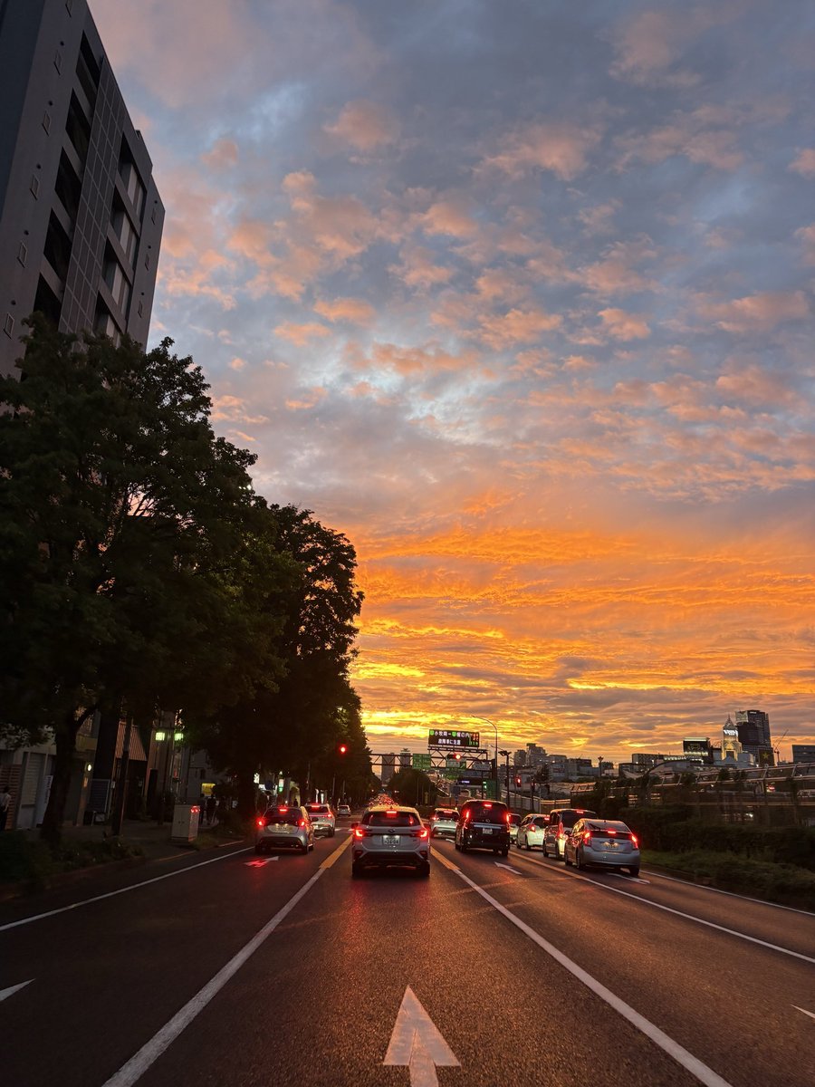hiroshicassette's tweet photo. いい夕日が見れた、
しかしまだまだ雨は続きそうである。 https://t.co/WktRVTNygq