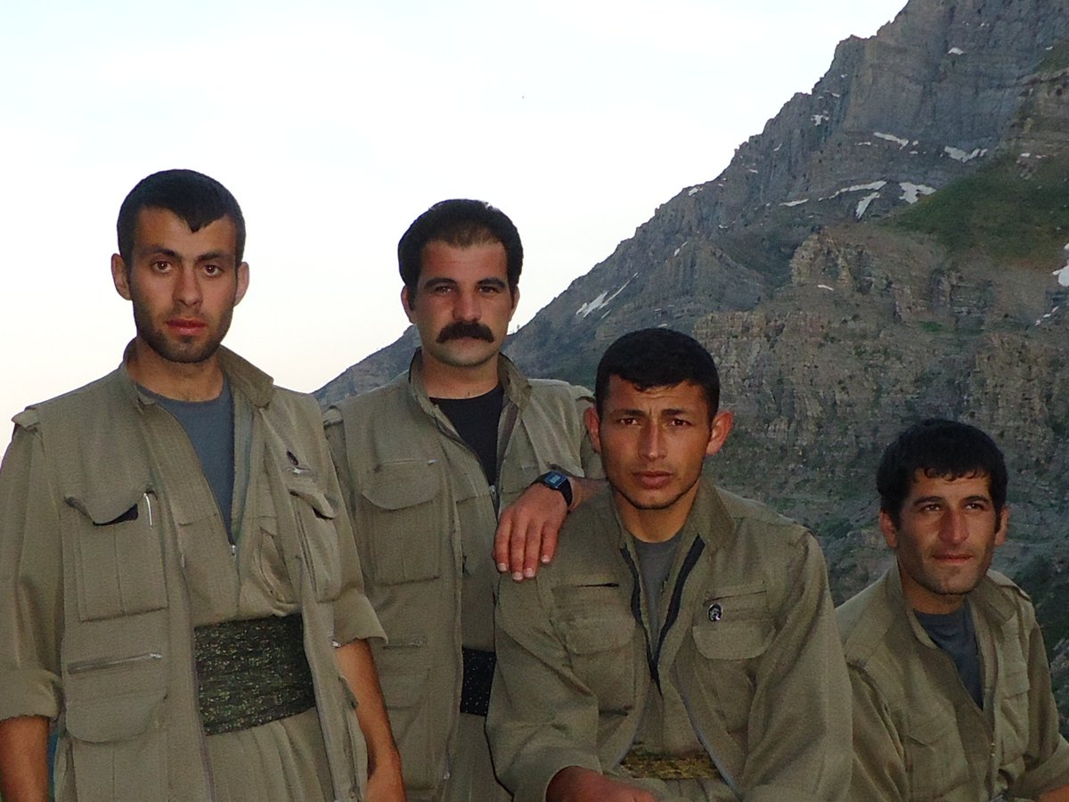 RogerWestan78's tweet photo. Ez naçim, hevalên min,
ez di we de dimînim.
Ger nefesa min raweste,
bila dengê min bidome
     #şehîdnamirin                     
şehid cesur cudi https://t.co/bYvUHuJBWc