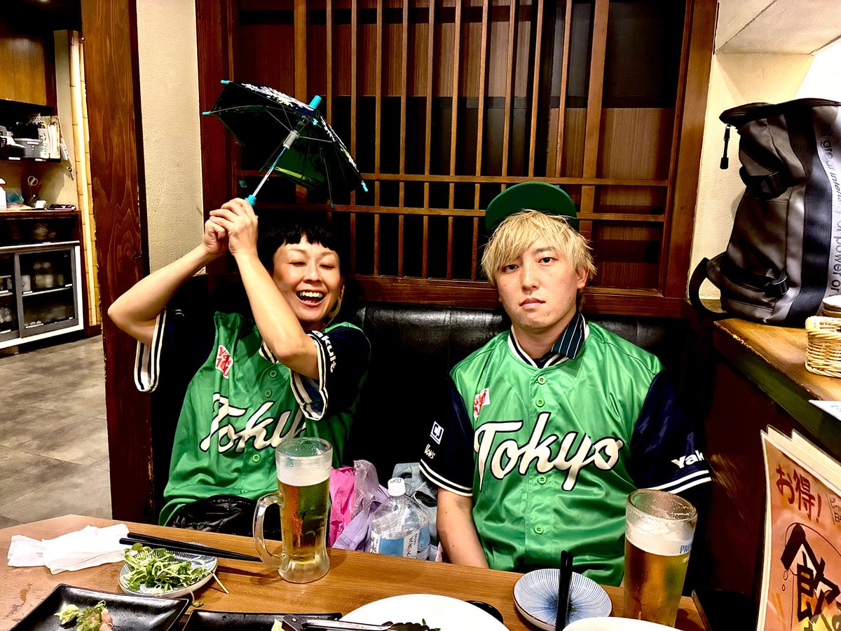 vanityyy_info's tweet photo. Vanityyy㊗️20周年ありがとうゲリラ
メンバー #003

めいびー@maybe_ichinohe 

言わずもがなVanityyyのギタリスト💐
2009年にサポートとして入ってから17年間バニでギターを弾いてくれてます💐
めいびーはマイペースで女たちの中でほっといても大丈夫だから採用されましたがw現在はぎゃうの一番の相談役として活躍しています👏
昔は個性がないって言われたこともあったけどめいびーは個性がないんじゃなくて主張がなかっただけ、ここ数年自分がこうしたいあーしたいていうのを出すようになってからめいびーにしか弾けないギターを弾くようになったと思います💐
それでもぎゃうのあーしろこーしろにはちゃんと対応してくれること感謝してます🙏

そしてたぶんめいびーがいなかったらVanityyyはもっと早くに解散してました、20年も続かなかったと思う🥹
いっぱい喧嘩もしたけどずっと一緒にいてくれてありがとう！これからもぎゃうの介護よろしくお願いします！
ロフトでみんなをぎゃふんと言わせようネ！
（ぎゃう）

《ロフトワンマンに向けて20年の活動で関わってくれた皆様にひとつずつありがとうをいうゲリラ敢行中》