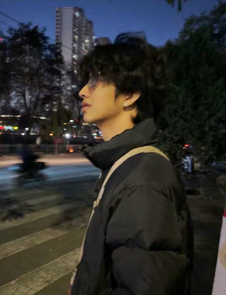 LLH1231314's tweet photo. hello 有可以认识的嘛 https://t.co/K0X9HCfXu9