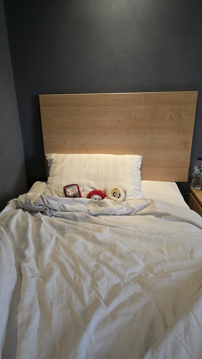 clateberries's tweet photo. Jadi aku ninggalin kamar hotel gini naroh doll ku, balik2 di susun persis sama staffnya 😭 GEMAS BANGET https://t.co/Rnm17evZO2