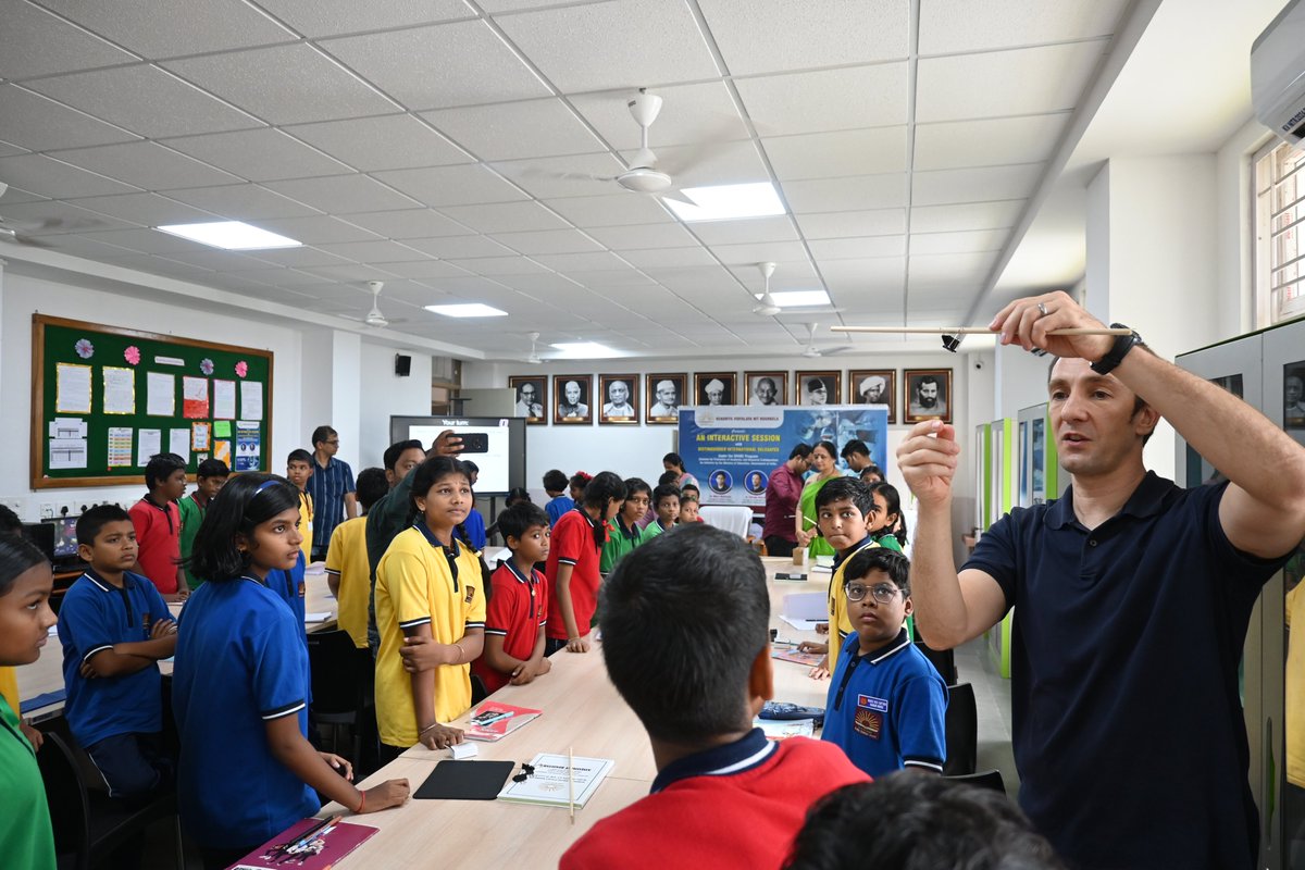 Kvnit2024's tweet photo. Interactive session with distinguished international delegates under SPARC program on "How gravity &amp; rubber bands help robots and humans move"
By: Dr.Philippe Malcolm &amp; Dr. Mukul Mukherjee
Asst. Prof. Biomechanics from  University of Nebraska ,Omaha. https://t.co/uzsrkMxti0