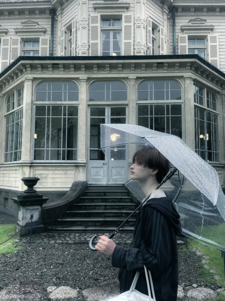 390defleur's tweet photo. 雨が嫌いなのに雨が似合う人 https://t.co/NYgEdn1X5T