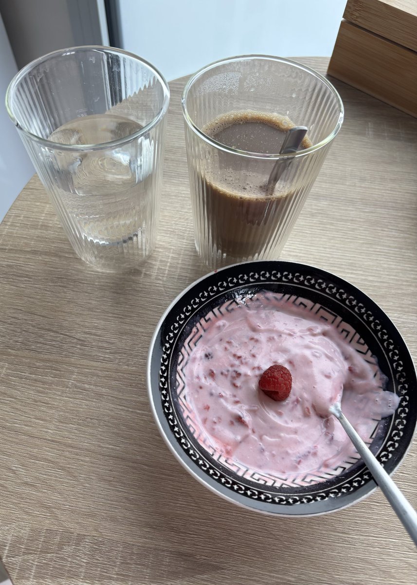 richsomewhat's tweet photo. Good morning mooties 🫶
This morning I had a soy vanilla latte (~16cals), and a raspberry lemon greek yogurt (~64cals) for a total of 80 kcals !
Don’t forget to drink your water angels 🥰
#edrtwt #edtwt #shedtwt #ricecaketwt https://t.co/Om2BRDeGKl