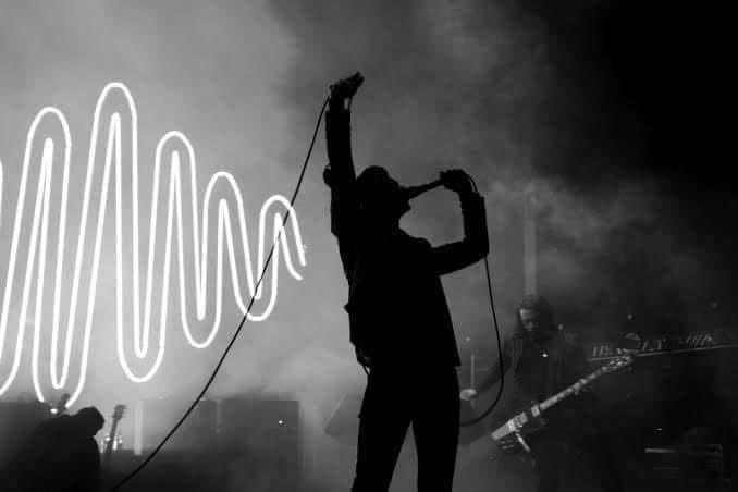 Indie5051's tweet photo. Se cumplen 13 años  del lanzamiento de “AM” el quinto álbum de estudio de la banda inglesa de Indie Rock, Arctic Monkeys. El álbum que los catapultaría a la fama mundial. 

Fue lanzado el 9 de septiembre de 2013, bajo el sello Domino Records.​ El 15 de julio de 2013, revelaron la portada del álbum.​ El disco cuenta con las colaboraciones de Josh Homme, Bill Ryder-Jones y Pete Thomas.

El álbum cuenta con canciones icónicas como “Do I Wanna Know?” “I Wanna Be Yours” “R U Mine?” “Arabella” y “Why’d You Only Call Me When You’re High?
