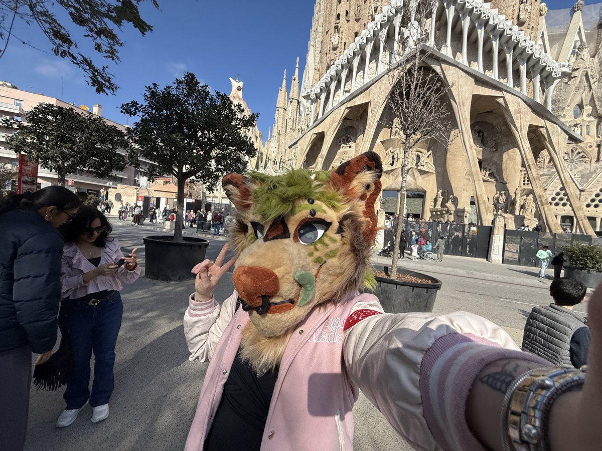 RoxRides05's tweet photo. I’ve recently lost the love of fursuiting or being in the fandom at all. Looking at selling Onyx, made by @sodayeena she comes with loads of art from different artists. 

3D printed base and teeth and horns. pickable nose with piercings, moving jaw
Offers around £1500
Message me! https://t.co/GriQKAnkgr