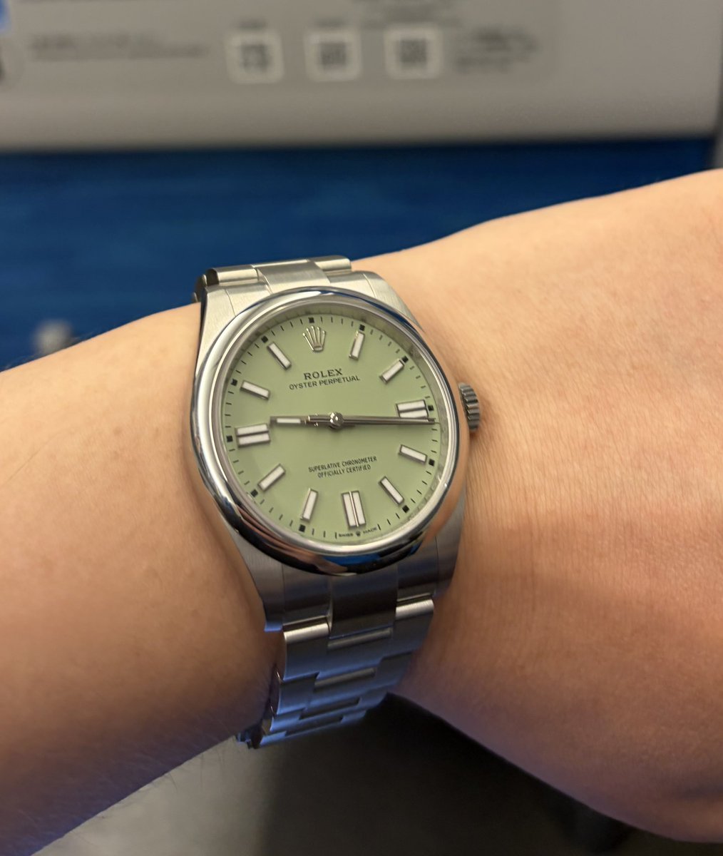 omugiartx's tweet photo. 移動中、時間を確認…🚄
してる様で、実は文字盤を眺めてます✨

#ロレックス 
#Rolex  
#オイスターパーペチュアル https://t.co/aOMT5NZdsy