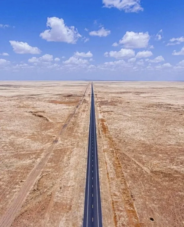 Rainmaker1973's tweet photo. Saudi Arabia’s Highway 10 has the world’s longest straight stretch of road, running about 240 km (149 miles) without a single bend. https://t.co/2RPQMhlrO7