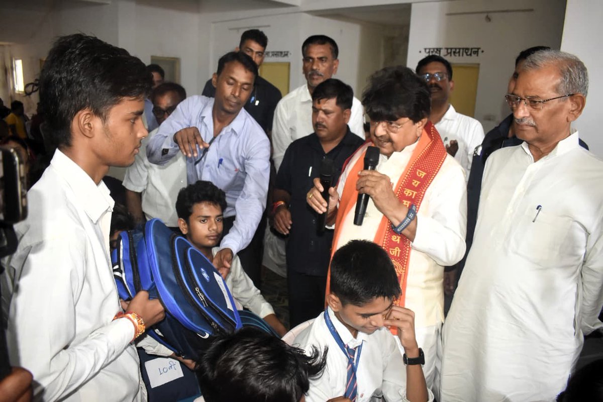 KailashOnline's tweet photo. सरकार जनता के साथ मजबूती से खड़ी है !!!

चित्रकूट में अतिवृष्टि से उत्पन्न परिस्थितियों के बीच राहत एवं बचाव कार्य निरंतर जारी हैं। आज प्रशासन द्वारा किए जा रहे राहत कार्यों और सामग्री वितरण स्थल पर पहुंचकर व्यवस्थाओं का ज��यजा लिया तथा प्रभावित परिवारों से भेंट कर उनकी समस्याएं जानीं।

मैं सभी प्रभावित परिवारों से कहना चाहता हूं कि चिंता न करें, इस कठिन समय में सरकार आपके साथ पूरी मजबूती से खड़ी है। राहत पहुंचाने में कोई कमी नहीं आने दी जाएगी।

इस अवसर पर विधायक श्री सुरेंद्र सिंह गहरवार जी, जिला अध्यक्ष श्री भगवती प्रसाद पांडेय जी तथा जिला प्रशासन एवं पुलिस के वरिष्ठ अधिकारीगण उपस्थित रहे।