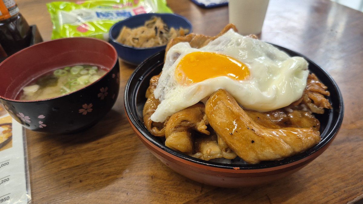 jerry1080198's tweet photo. 2026/09/08

上富良野車站下車吃晚餐
找到這家好吃的豚丼
老闆很熱情，會講中文問候😆 https://t.co/6ylYhwLOlJ