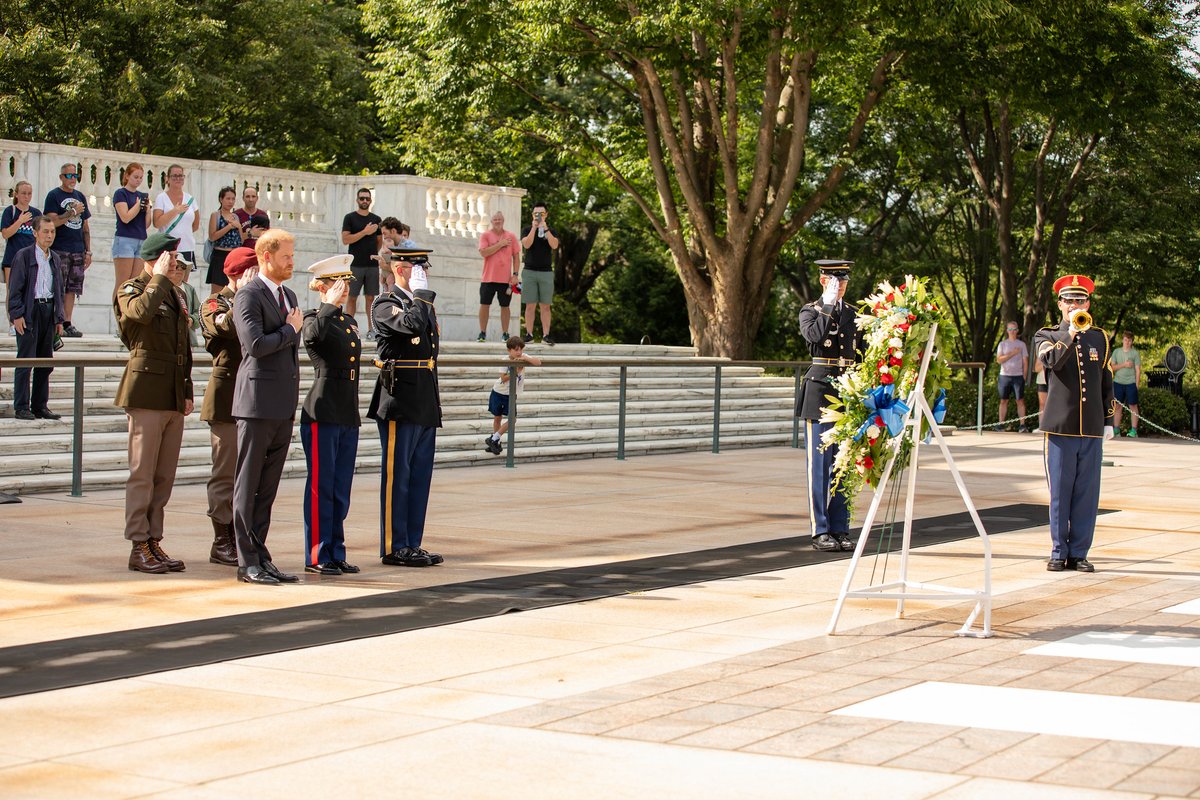 MDNG's tweet photo. MDARNG Chief Warrant Officer 3 Marko Choma joined U.S. Army Special Operations personnel in accompanying Prince Harry, Duke of Sussex, during a wreath-laying ceremony at the Tomb of the Unknown Soldier.

📸 https://t.co/JOzwVcfNsI https://t.co/mmIuuPnOAb