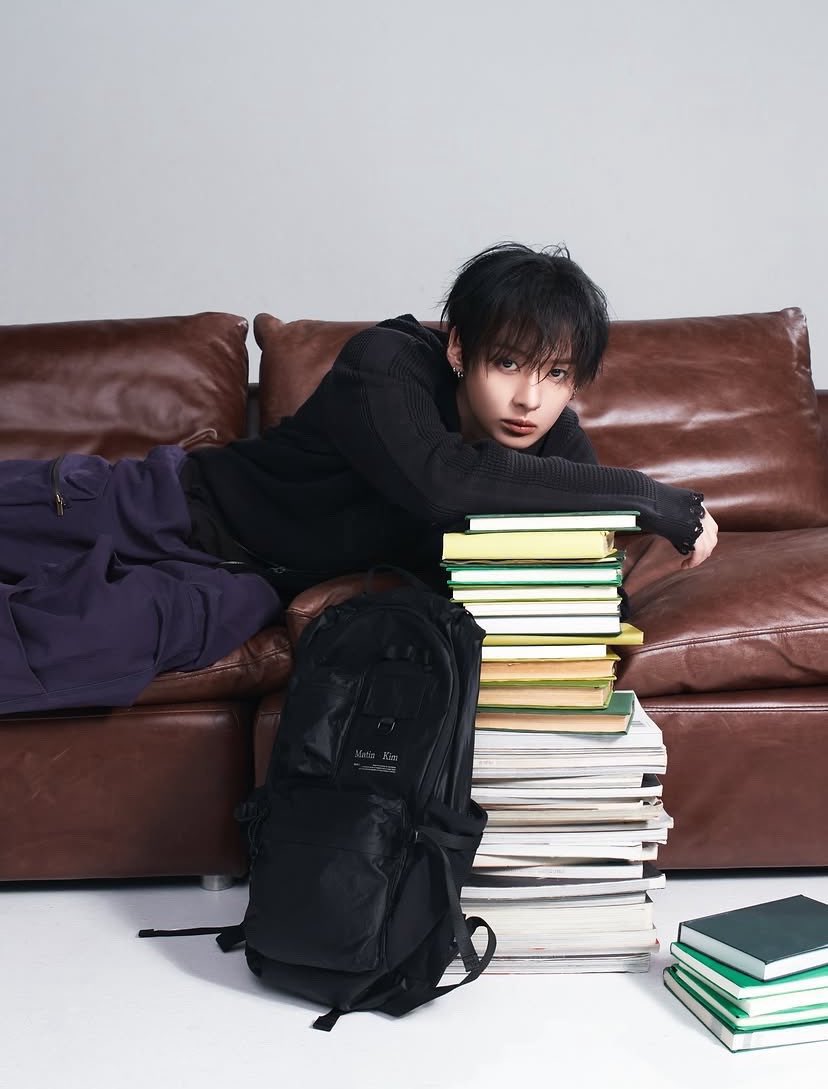 SKZ_addicted's tweet photo. I can’t explain it, but this photoshoot is the peak of his girliness and his kittiness at the same time https://t.co/PuqMrK91YH