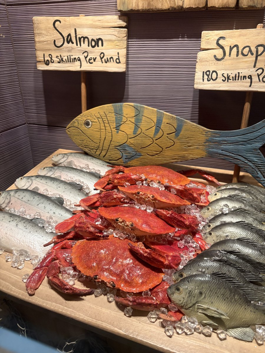 D07M8316RI's tweet photo. FSにあるアレンデールの城下町には魚屋さんがあって、美味しそうな鮮魚がたくさん並んでいます😄
魚好きからするととても魅力的な光景ですが、なんだか見覚えのあるカラーリングの魚型看板が置いてあって「おっ」となりますね。
こんな遊び心が随所にあるのがパークの素敵なところです🤭 https://t.co/zRjrPof3ST