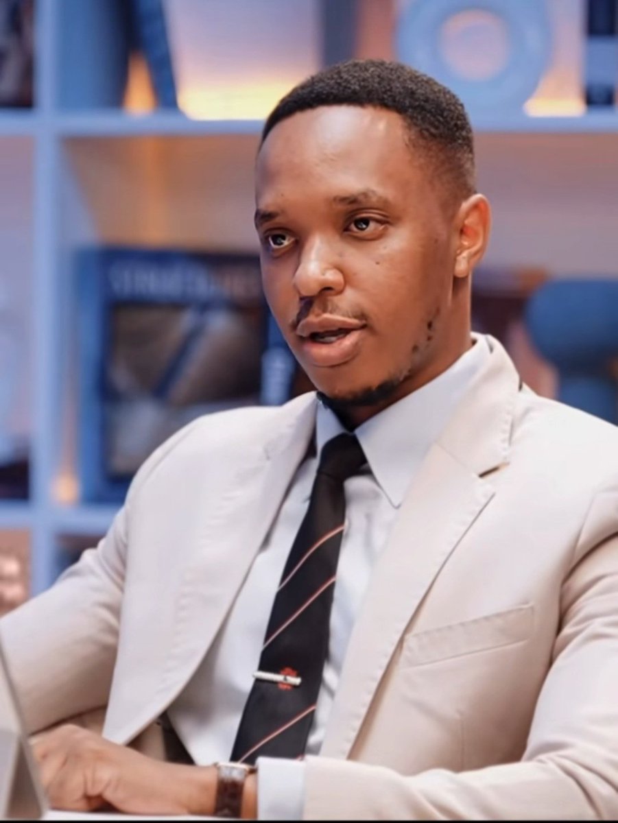 mTusiOriginal's tweet photo. Huyu jamaa ni janja, ila kuna kitu hamjui hajatokea kwenye njaa. Ndiyo maana hata ukiangalia anavyowahoji wale jamaa waongo-waongo kama Room of Jeans na Mbepali, huwa jicho halimtoki. 😂

Lakini cha kushangaza, kwenye broadcast yake huwa anawaita watu wanaoruka story kuhusu kufanikiwa.

Sasa hapo ndipo najiuliza unawahoji watu wa aina gani, na unataka kuwafundisha nini wanaokufuatilia? 👀🔥
