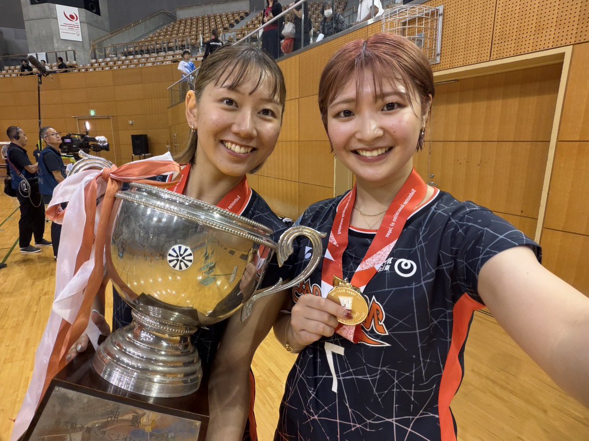 hina_suzu032699's tweet photo. 全日本社会人🥇🏆
どんな形でも、苦しい場面でも、なんとか優勝することができて二人で踏ん張れることができて良かったです!
ここからがまた新たなスタート🤛🏻
またふたりで、頑張っていこう〜〜〜〜💫💫
#全日本社会人
#NTTeast
#派手髪ひななお見納め ❔(笑) https://t.co/RI7y7zeRtO