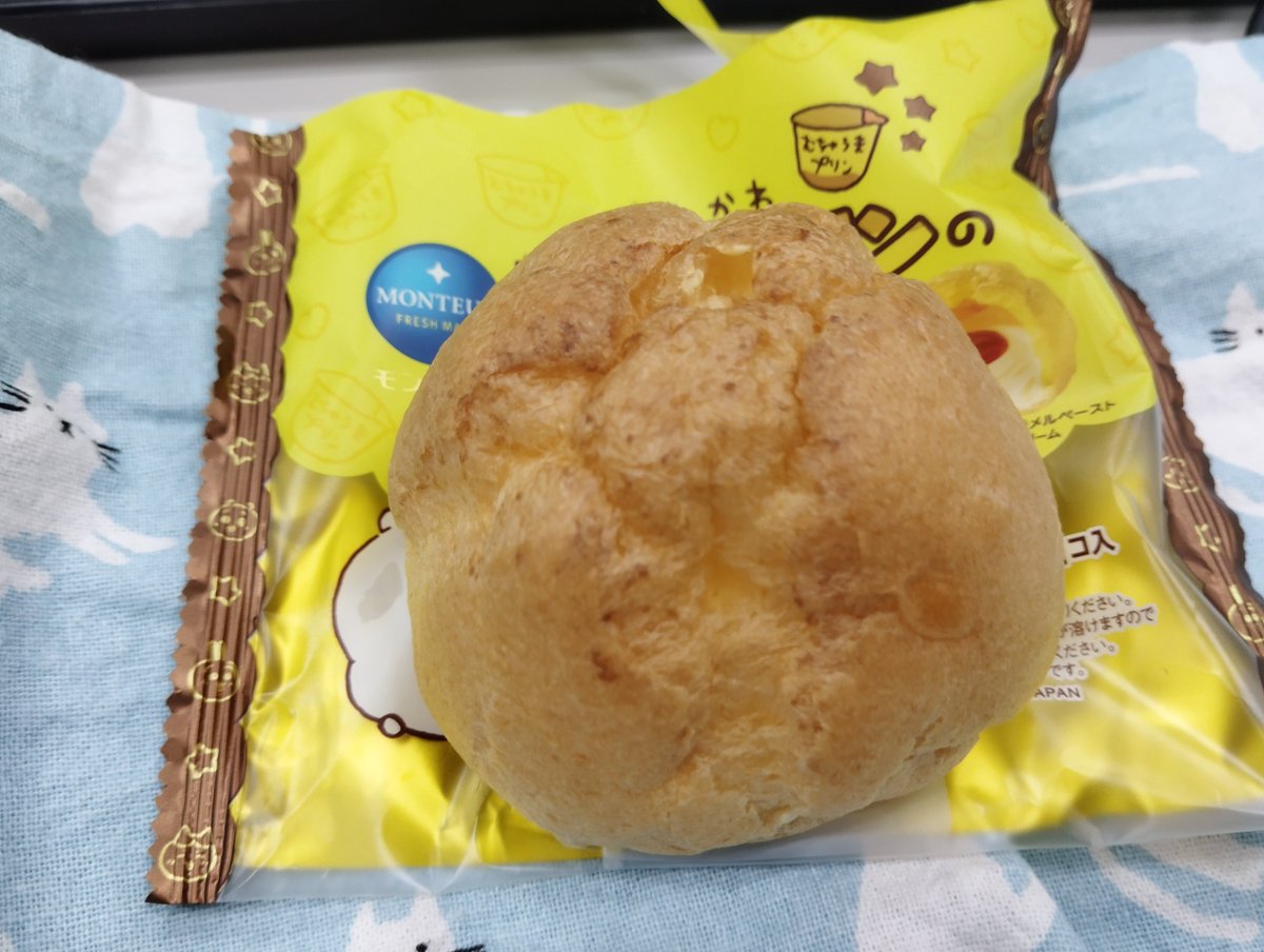 nazofood's tweet photo. むちゃうまプリンのシュークリーム
ちいかわ��モンテー��のコラボ商品
ちいかわ作中のむちゃうまプリンをシュークリームにした商品
カスタードクリームとほろ苦いカラメルソースが入っておりプリンなシュークリームとして美味しかった
#ちいかわ  #りあぐるめ https://t.co/KEEIx1jwm3