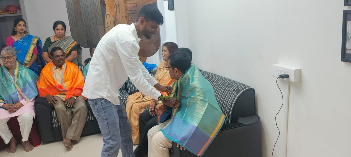 RavikumarBadni1's tweet photo. ಇಂದು  ಜೆ. ಸಿ. ನಗರದ ಗ್ಯಾಲಕ್ಸಿ ಮಾಲ್ ನಲ್ಲಿ ಆತ್ಮೀಯರಾದ ಶ್ರೀಮತಿ ಸವಿತಾ ಬಾದಾಮಿ ಯವರ ಎಸ್ ಬಿ  ಏಜೆನ್ಸಿಯ ವೀರ ಸ್ಟುಡಿಯೋ ಶುಭ ಆರಂಭದಲ್ಲಿ ಭಾಗವಹಿಸಿ ಶುಭ ಹಾರೈಸಲಾಯಿತು https://t.co/cQUQ6gxNbU