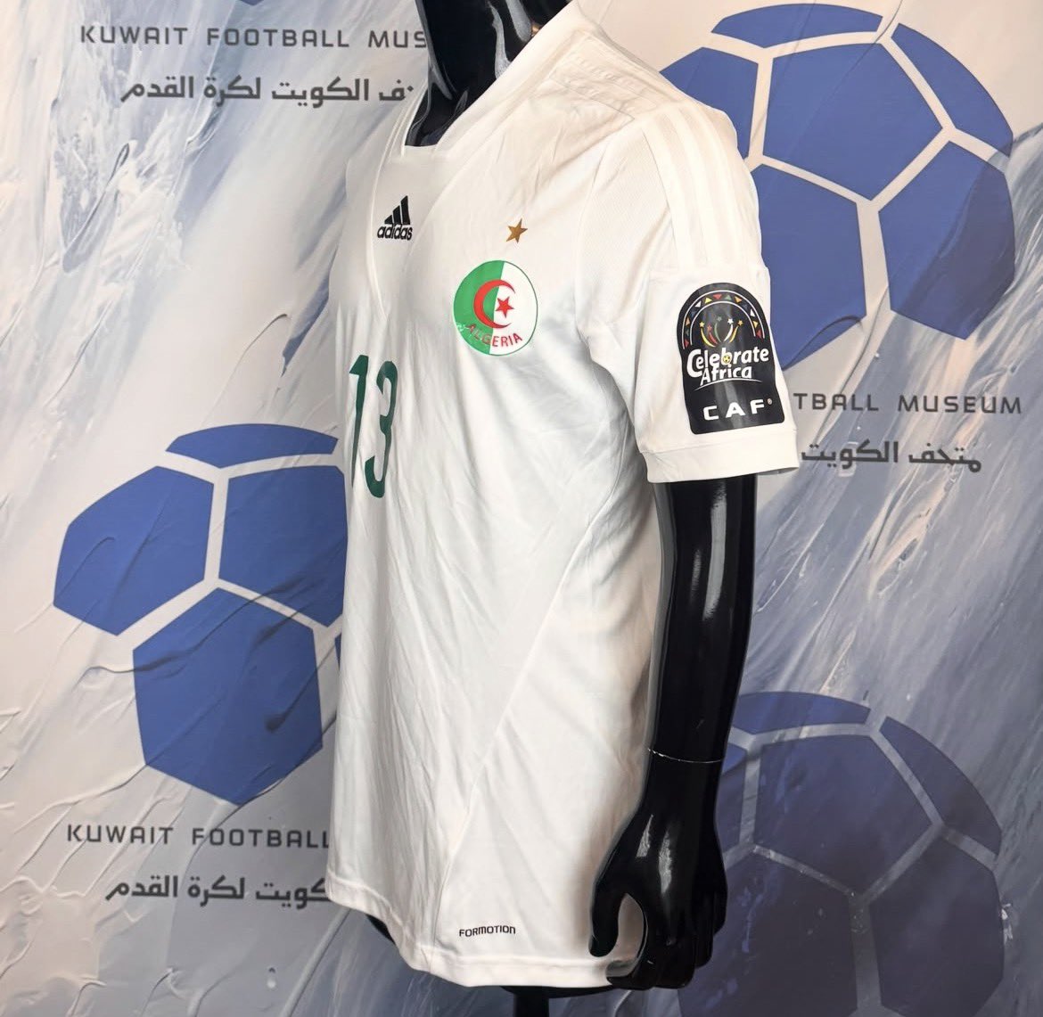 Squadra213's tweet photo. Si vous allez au Musée du Football au Koweït 🇰🇼, vous pourriez y trouver le maillot d’Islam Slimani porté lors d’Algérie - Côte d’Ivoire en 1/4 de finale de la CAN 2015 ! 😅🇩🇿 https://t.co/EWnwlkdlNq