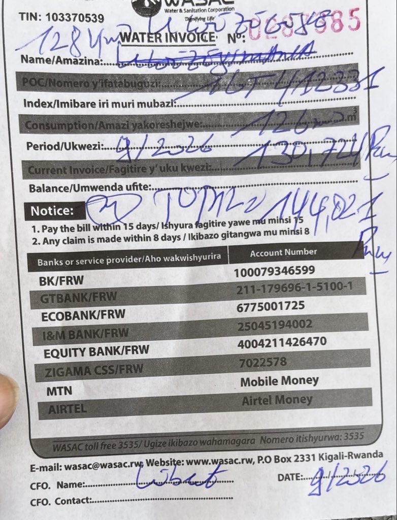 Turyeshow's tweet photo. @wasac_rwanda  Aya mafaranga muri guca abantu twayubakishije uwuhe Mudugudu,ubu maze kubona abandi abantu 4 byabayeho. mudusobanurire iyi facture ingana kuriya ivuye hehe ko mubizi ko mwaduhaga amazi rimwe mu cyumweru?namwe mwibaze 144k mu kwezi kumwe kand nta mazi twari dufite🤔 https://t.co/2uudnUaSDU