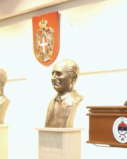 PrijateljNaroda's tweet photo. Доктор Милутин Најдановић био је лекар, професор Медицинског факултета Универзитета у Сарајеву, оснивач торакалне хирургије и један од најугледнијих Срба у граду.

Био је ожењен Рикицом, Јеврејком, ћерком писца Исака Самоковлије, једног од најпознатијих сефардских књижевника и најзначајнијих Јевреја у Сарајеву.

Др Најдановић је изабран за посланика првог вишестраначког сазива Скупштине СРБиХ 1990. године као кандидат Српске демократске странке. Киднапован је од муслиманских парамилицијских снага и ликвидиран 14. августа 1992. године код стадиона Кошево.

Никад није утврђено ко га је убио, нити је коме суђено. Убијен је само зато што је био Србин.

И његова судбина није изолована, већ је у питању системско поступање режима Алије Изетбеговића. У том "мултикулти" Сарајеву су 1992. године убијени испред кућа, на радним местима или у приватним затворима - декан Медицинског факултета др Бориша Старовић, др Гојко Шурбат, др Владимир Биленки (на балкону болнице), Миладин Ћуковић (у кругу болнице), музичар Слободан Самарџић...

И онда им је Неле Карајлић "папак" што није остао у Сарајеву? Да га ликвидира неки Јука Празина кад му у личној карти види име Ненад Јанковић?

И онда су Срби "геноцидни" јер достојанствено и уз највише државне почасти сахране генерала који није дозволио да се настави такво убијање Срба чији је грех само што су Срби?