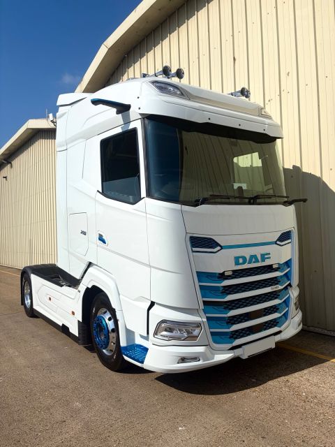DAFTrucksUK's tweet photo. Another new addition for WDE Logistics 🔵⚪
WDE continue to invest in DAF vehicles, showing their ongoing support and trust in the DAF brand.
This latest XG 530 has been supplied by @channel_plc and specified with dual-line hydraulics, ready to get to work.
#DAF #Truck #DAFXG https://t.co/mwx892MR6v