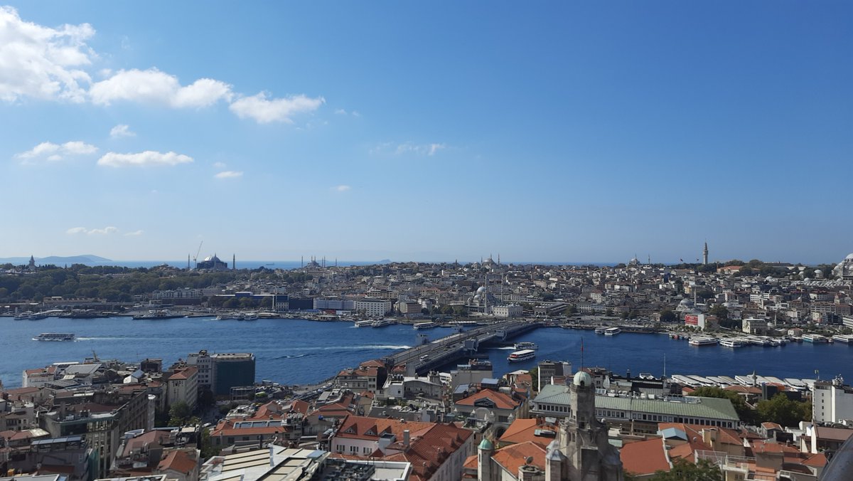 ttascifurkan's tweet photo. Kaybolur hayatın tarifsiz ahengi
Zaman bir tablodur, düşer duvarlardan
Düşüncemi aşan gizli bir mimari
Yükselir sonsuzluk manzaralarından.

Yaslasam başımı hatıralarıma
Bir şah damar gibi vuruyor hayaller
Vuslat bilemem ki hangi rüyalarda?
Ayrılıktan şimdi üşür durur eller. https://t.co/E8Nc4XMaUd