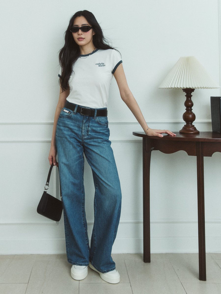 Central_Phuket's tweet photo. เผยลุค หลิงหลิง เตรียมออกเดินทางสู่มหานครนิวยอร์ก เพื่อร่วมชม Calvin Klein Collection Spring 27 Runway Show ในวันที่ 12 ก.ย. 69 เวลา 02.00 น. ตามเวลาประเทศไทย ซึ่งนับเป็นครั้งแรกในการเข้าร่วมชมแฟชั่นโชว์ของ Calvin Klein
#CalvinKlein
#LinglingKwong 
LING FLIES TO NYFW
#CKxLinglingAirportLook
#CalvinKleinSS27 #NYFW
#CentralPhuket

หลิงหลิง สวมใส่ไอเท็มจาก Calvin Klein Fall 2026 โดดเด่นด้วยกางเกงยีนส์ที่พอดีกับรูปร่างและสไตล์เฉพาะตัว ถ่ายทอดความมินิมอลอันเป็นเอกลักษณ์ของแบรนด์และสะท้อนความมั่นใจของแต่ละคนได้อย่างลงตัว

Calvin Klein เปิดให้บริการ
📍ชั้น 2 ฝั่งฟลอเรสต้า ศูนย์การค้าเซ็นทรัล ภูเก็ต