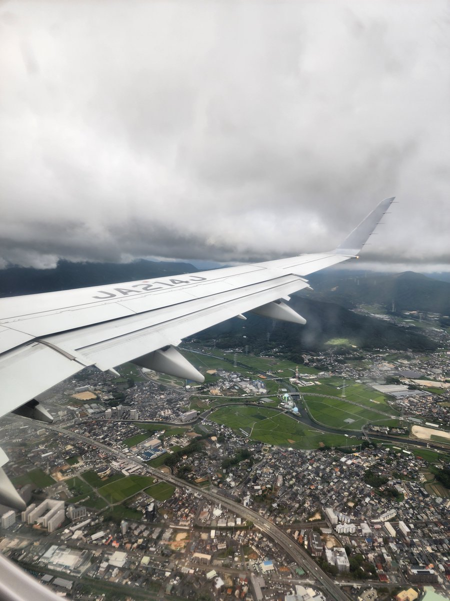 ANAiitomoJAL's tweet photo. 本日も福岡✈️宮崎であります👮
雲が低く揺れ揺れでありました😱
皆さま、本日もお疲れ様でした🙇 https://t.co/Ox86dOLKb1