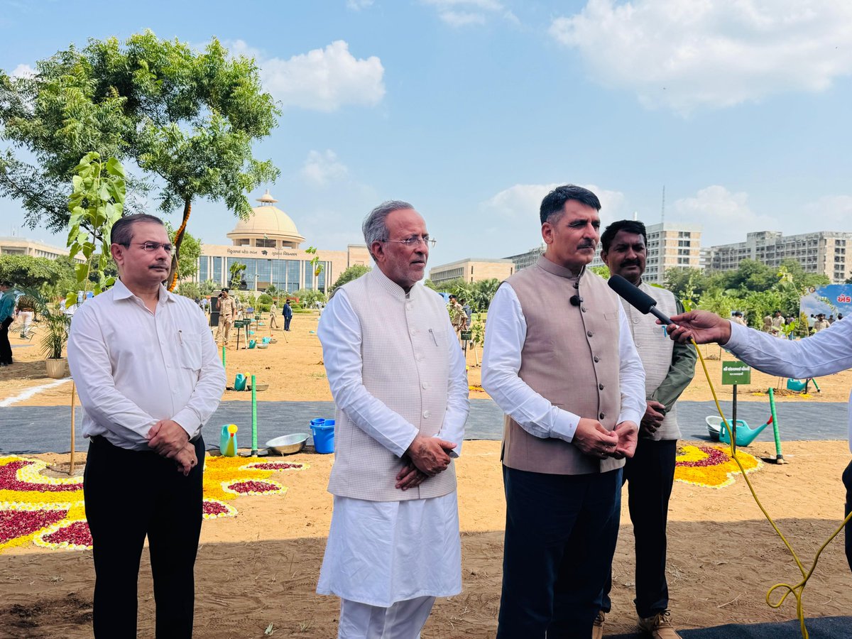 arjunmodhwadia's tweet photo. (2/2)

પૂજ્ય મહાત્મા ગાંધીજીની પ્રતિમા સમક્ષ યોજાયેલી આ ગ્રીન ડ્રાઇવ માત્ર એક વૃક્ષારોપણ કાર્યક્રમ નથી, પરંતુ આવનારી પેઢીઓને સ્વચ્છ, હરિયાળું અને સ્વસ્થ ગુજરાત ભેટ આપવાની આપણી કટિબદ્ધતા છે.  

‘એક વૃક્ષ આજે વાવીએ, આવનારી પેઢીઓનું ભવિષ્ય હરિયાળું બનાવીએ.’ 🌿 https://t.co/WVoXLwtY3f