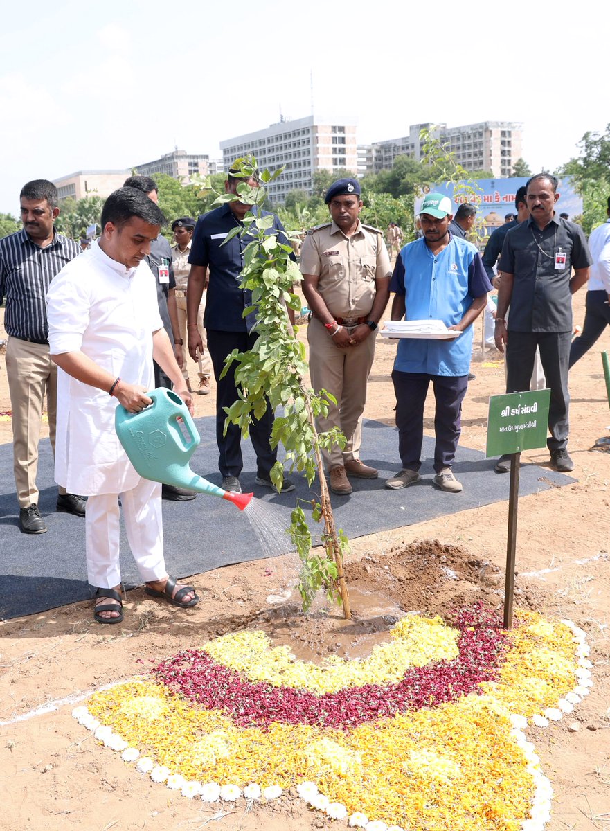 arjunmodhwadia's tweet photo. (2/2)

પૂજ્ય મહાત્મા ગાંધીજીની પ્રતિમા સમક્ષ યોજાયેલી આ ગ્રીન ડ્રાઇવ માત્ર એક વૃક્ષારોપણ કાર્યક્રમ નથી, પરંતુ આવનારી પેઢીઓને સ્વચ્છ, હરિયાળું અને સ્વસ્થ ગુજરાત ભેટ આપવાની આપણી કટિબદ્ધતા છે.  

‘એક વૃક્ષ આજે વાવીએ, આવનારી પેઢીઓનું ભવિષ્ય હરિયાળું બનાવીએ.’ 🌿 https://t.co/WVoXLwtY3f