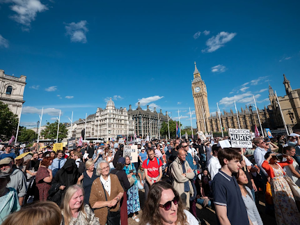 MagnaCartaPol's tweet photo. ❗️Abortion Debate Takes to the Streets of Westminster

Read More: 👇👇
https://t.co/wcA3NmNSpK

#UK #politics #ProtestInLondon https://t.co/wbn5ZqTXlP