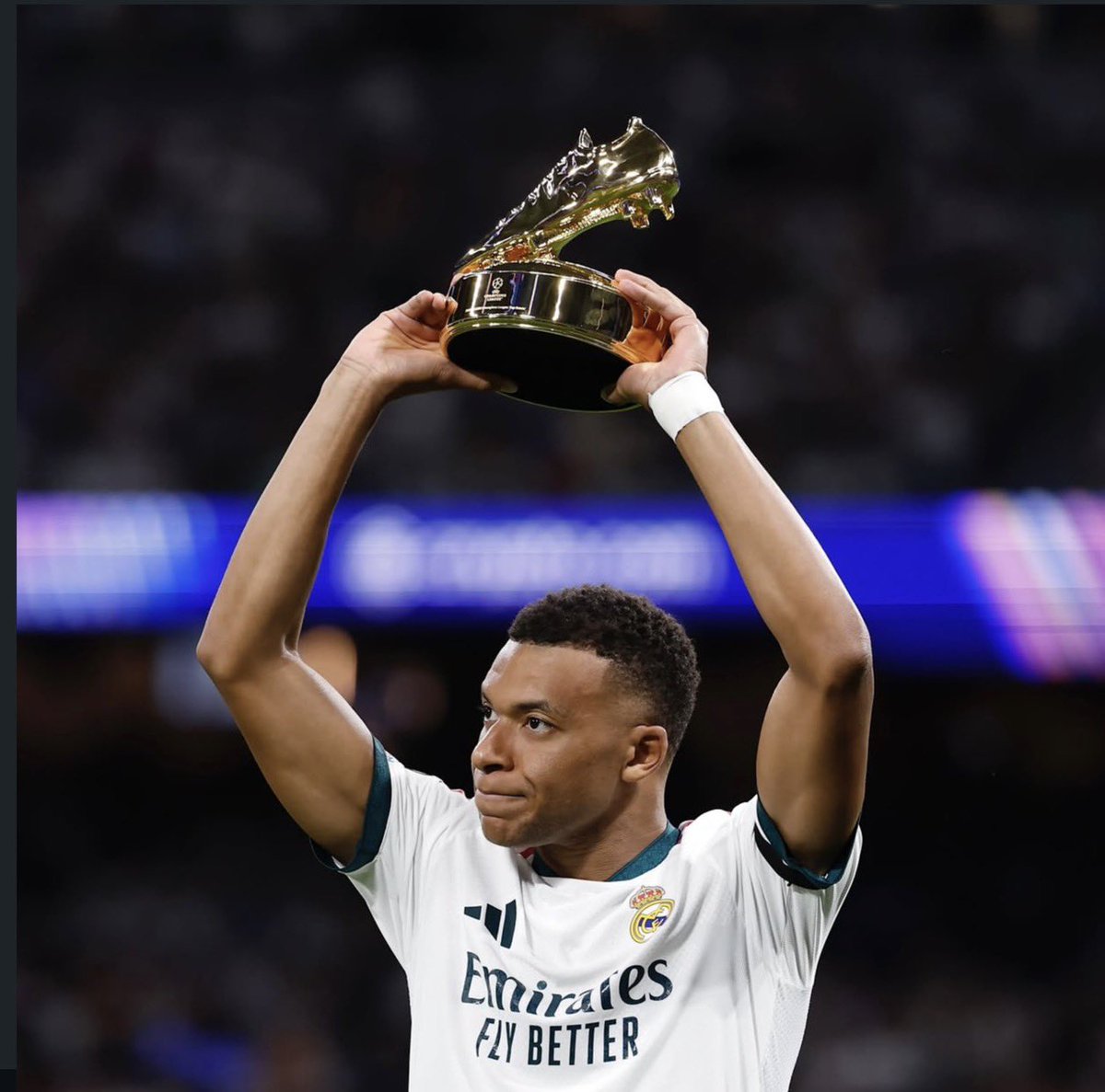 bigcliff3001's tweet photo. 🚨 Karim Benzema on who should win the Ballon d’Or:

🗣️“For me, the Ballon d’Or should go to Mbappé. He had an incredible season and, individually, he was outstanding.

He didn’t win the trophies people expect, but that shouldn’t erase what he did on the pitch.

He carried a huge responsibility for Real Madrid throughout the season.
His goals, consistency and performances speak for themselves.

You can’t always judge an individual award only by team trophies.

Mbappé showed that he can
 perform under enormous pressure.
He was decisive in so many important games.

For me, he deserves to be seriously considered for the Ballon d’Or.
If we are rewarding individual excellence, Mbappé has earned it.”