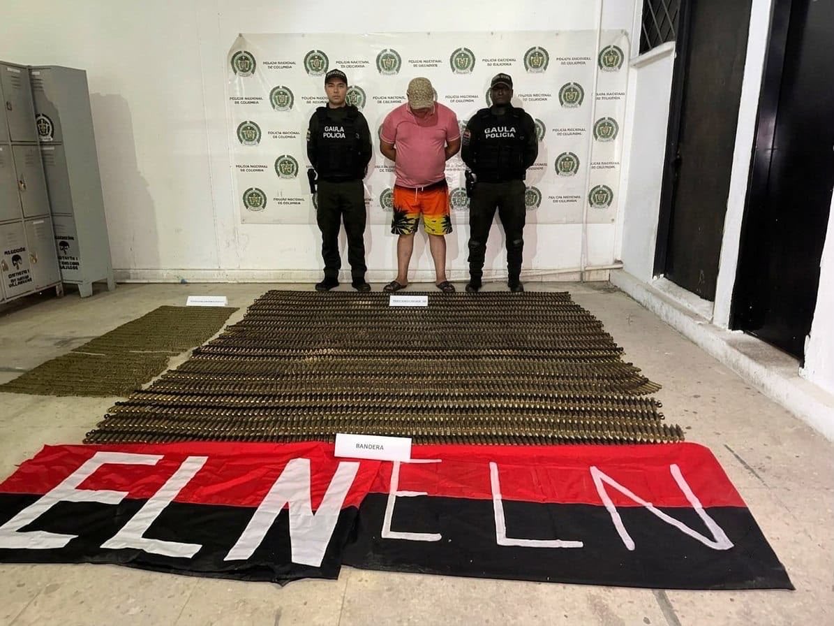 ABDELAESPRIELLA's tweet photo. ¡Golpe a la logística de guerra del ELN en Aguachica!

Nuestra Policía Nacional, en coordinación con el GAULA de la Policía y el Ejército Nacional, capturó en flagrancia en Aguachica, Cesar, a Fabián Yesid Contreras Contreras, presunto integrante del Frente Camilo Torres Restrepo del ELN.

En la operación fueron incautadas 4.950 municiones: 1.900 calibre .50 y 3.050 calibre 5,56 mm, además de dos banderas del ELN, un vehículo y un celular.

Según las autoridades, el capturado estaría encargado de recibir, almacenar, custodiar y transportar material de guerra destinado a componentes armados con incidencia en Aguachica, La Gloria, Río de Oro y la región del Catatumbo.

Estamos cortando las rutas de abastecimiento del terrorismo. Cada munición que incautamos es capacidad criminal que le quitamos al ELN y vidas que protegemos.

He dado la orden a nuestra Fuerza Pública de seguir la ruta de estas armas y municiones: establecer su origen, identificar toda la red logística y capturar a quienes financian, transportan y reciben este material de guerra.

¡Firme por la Patria! 

¡Que viva Cristo Rey! 

(A.D.L.E) 🇨🇴 🐅