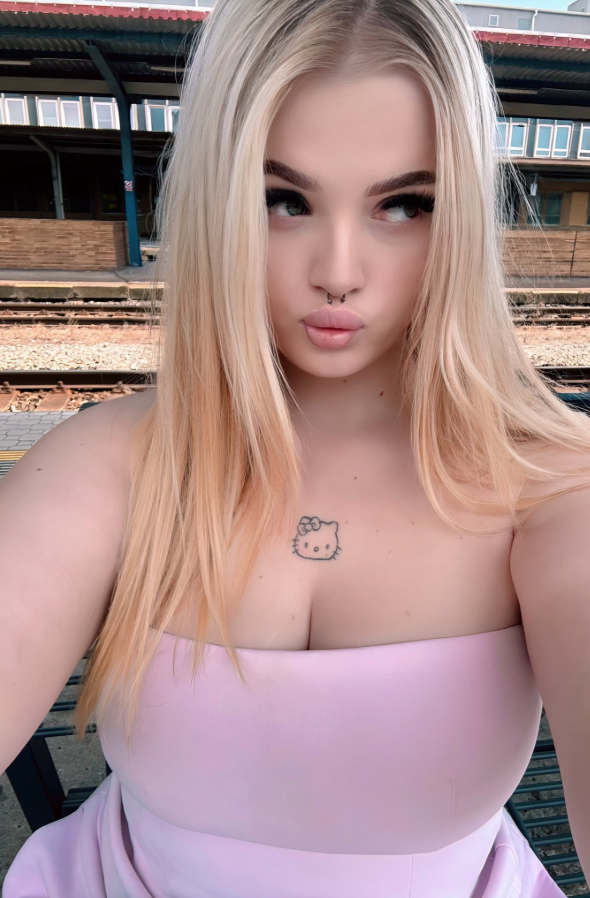danyelka_bbw's tweet photo. Takhle se tvářím, když myslím na 🍆 https://t.co/f6XVWOzsjd