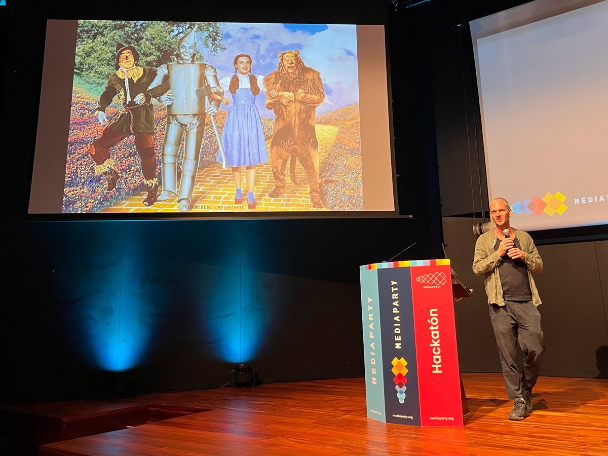 ch4rleston's tweet photo. ¡Qué lindo encontrarme con Mariana Berruezo y Mariano @Blejman en Media Party Barcelona!

En @CaixaForum, un lugar espectacular para la primera edición de @MediaPartyOrg en Europa.

Me gustaron particularmente estos lightning talks:

🔹 Build as Fast as You Think: AI for Visual Storytelling
Cecilia Tombesi (@TheTimes)

🔹 Death to Boring Work: an AI Intern in Our Slack
@AdriMaqueda (Fundación @Civio)

🔹 Ditch the Funnel! Build Community Instead
Richard Höchner Gallicani (@RepublikMagazin)

🔹 Using Wikipedia APIs for News
Francisco Navas (@Wikimedia Foundation)

¡Muy buena combinación de periodismo, tecnología, IA y comunidad!