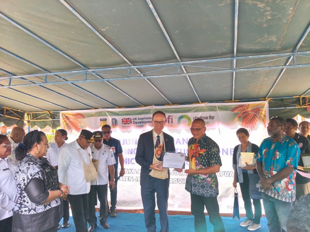 Papuadarkside's tweet photo. 🇬���Dubes Inggris ke Jayapura

H.E. Dominic Jermey meninjau CARE Papua di Kampung Nanbom, 9/9/2026. Program ini fokus pada kakao berkelanjutan, agroforestri, ekonomi petani &amp; ketahanan iklim, serta telah melatih >500 petani.

Tidak ada keterangan soal dukungan Inggris terhadap OPM. https://t.co/ujvAkGbsHg