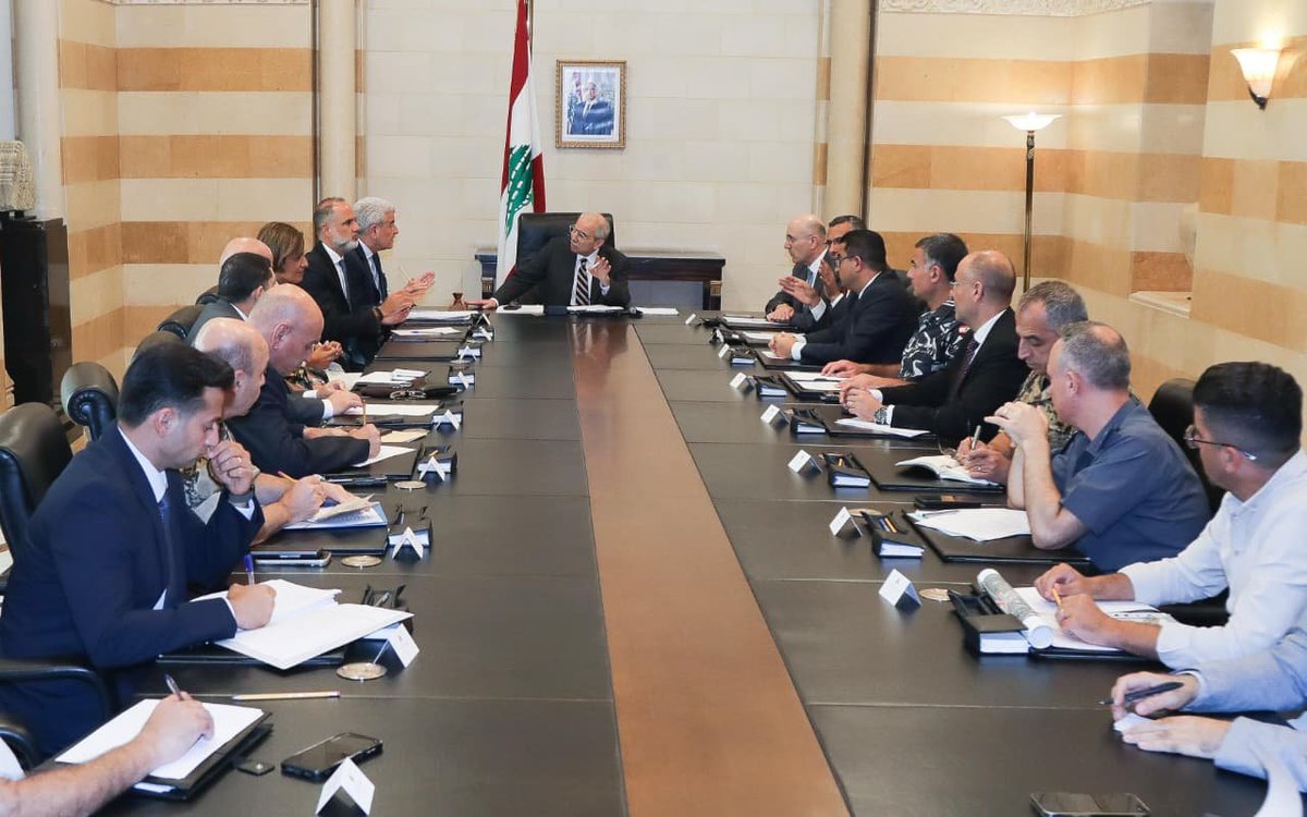 grandserail's tweet photo. ترأس رئيس #مجلس_الوزراء الدكتور #نواف_سلام اجتماعاً خُصّص لمتابعة تنفيذ قرارات مجلس الوزراء المتعلقة بتدابير حماية الصحة والسلامة البيئية وسلامة الطيران في محيط مطار رفيق الحريري الدولي.

وحضر الاجتماع وزراء الصناعة جو عيسى الخوري، والداخلية والبلديات أحمد الحجار، والأشغال العامة والنقل فايز رسامني، والزراعة نزار هاني، والبيئة تمارا الزين، والنائب العام لدى محكمة التمييز القاضي أحمد رامي الحاج، والمدير العام لأمن الدولة اللواء إدغار لاوندوس، والمدير العام لقوى الأمن الداخلي اللواء رائد عبد الله، ومحافظ جبل لبنان القاضي محمد مكاوي، ومدعي عام جبل لبنان القاضي سامي صادر، ومدير العمليات في مخابرات الجيش العميد جورج بو صليبي.

وبناءً على قرارات مجلس الوزراء، تقرر المباشرة بالخطوات التنفيذية اللازمة على الأرض، بما يشمل منع اقتناء أو تربية الطيور على أنواعها، واتخاذ الإجراءات اللازمة بحق المزارع والمسالخ التي تعمل من دون ترخيص قانوني، أو التي تتجاوز حدود تراخيصها ولا تلتزم بالشروط والمعايير المفروضة وفقاً للقوانين والأنظمة المرعية الإجراء، وذلك ضمن نطاق خمسة كيلومترات من حدود حرم مطار رفيق الحريري الدولي، وبالتنسيق بين الوزارات والإدارات والسلطات الأمنية والقضائية المختصة.
#لبنان #pcm @ISF_Lebanon @statesecuritylb