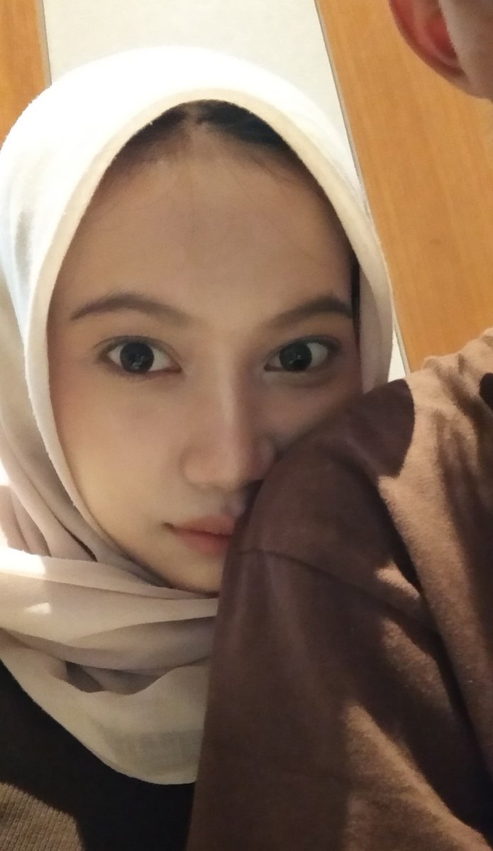 winniewh0ops's tweet photo. ini foto bunda sama ayahmu dulu nak https://t.co/EroKcSy4r4
