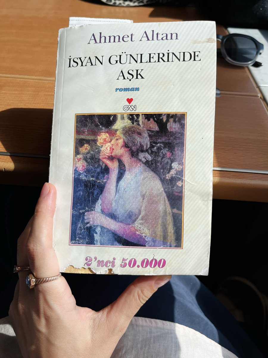 huuuooppp's tweet photo. "Mevcut düzen dahilinde ne aşkı.?" diyen Gazapizm ve görüş yolculuğunda bana eşlik eden o manidar kitap https://t.co/F8vOoCEpkK
