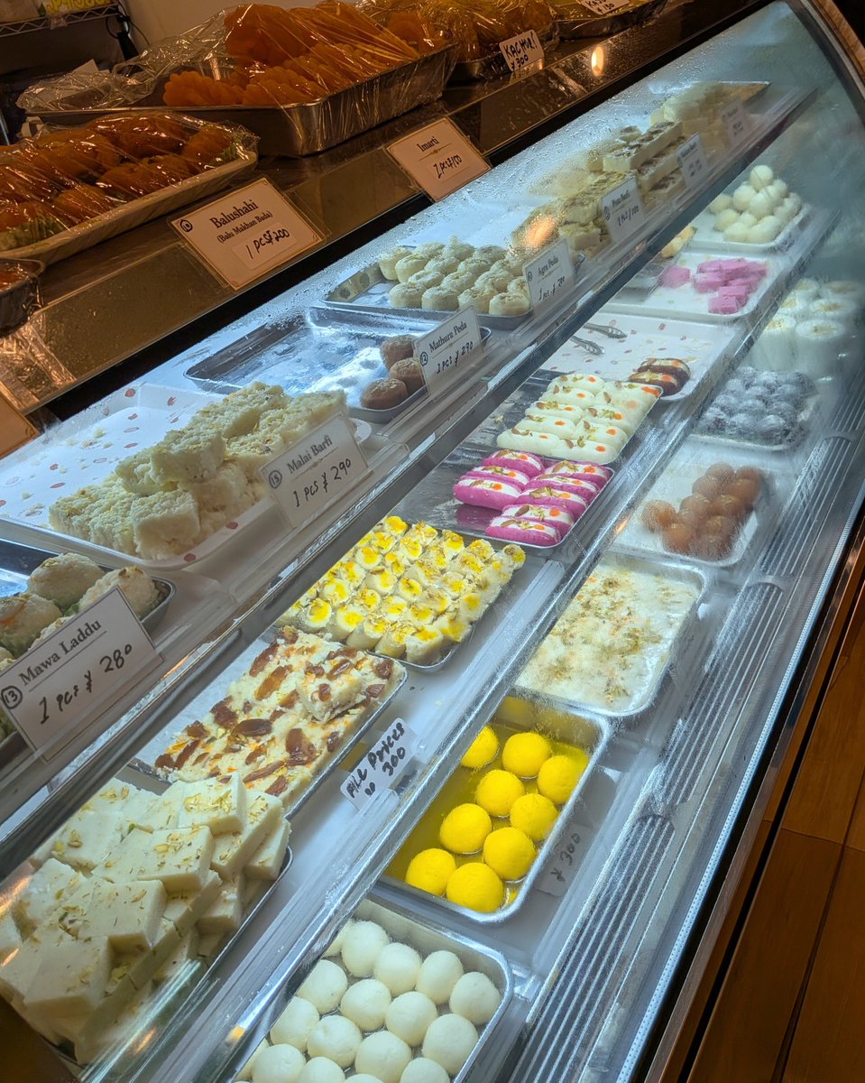 mooresld's tweet photo. 8月にオープンしたコルカタ スイーツ &amp; チャート KOLKATA SWEETS &amp; CHAAT
まさか横浜線の大口にトウキョウミタイワラやオーバイヤのようなインドスイーツと軽食の店ができるとは

界隈の南アジア人層にはそこそこ浸透しているらしく店内飲食と持ち帰りのお客さんもいた https://t.co/DSDNxvWBWL