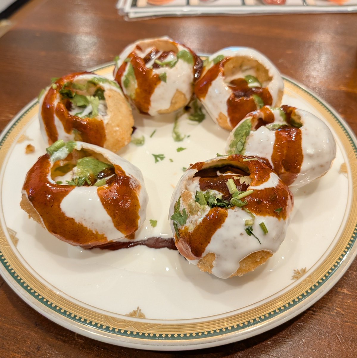 mooresld's tweet photo. 8月にオープンしたコルカタ スイーツ &amp; チャート KOLKATA SWEETS &amp; CHAAT
まさか横浜線の大口にトウキョウミタイワラやオーバイヤのようなインドスイーツと軽食の店ができるとは

界隈の南アジア人層にはそこそこ浸透しているらしく店内飲食と持ち帰りのお客さんもいた https://t.co/DSDNxvWBWL