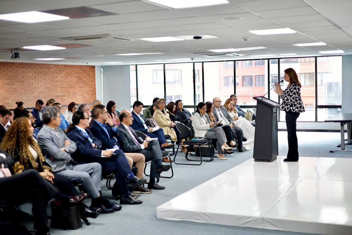 MinSaludCol's tweet photo. Minsalud avanza en una ruta de soluciones para fortalecer y estabilizar el sistema de salud.

En un encuentro con las EPS, el Ministerio de Salud y Protección Social presentó las líneas del plan de choque para recuperar progresivamente la atención de los usuarios, priorizando a quienes enfrentan mayores riesgos y avanzando en la superación de barreras para el acceso a medicamentos, servicios y tratamientos.

En esta primera fase, el trabajo se concentra en identificar y priorizar los casos críticos, atender las necesidades más urgentes y brindar respuestas oportunas a los pacientes, de la mano de las EPS.

La estrategia contempla acciones para mejorar el flujo de los recursos disponibles, generar mayor liquidez y fortalecer la capacidad de respuesta de la red pública, al tiempo que se avanza en medidas estructurales orientadas a lograr un mayor equilibrio del sistema.

Mantendremos diálogo, coordinación y seguimiento permanente con las EPS y demás actores del sector para avanzar desde ya en soluciones concretas que permitan recuperar la atención y fortalecer el sistema de salud.

#MinSalud #PlanDeChoque #PatriaMilagro