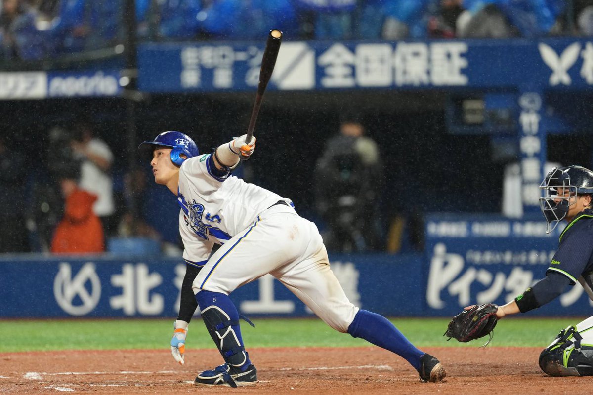 bay_fullcount's tweet photo. 【#DeNA - #ヤクルト】

6回に #松尾汐恩 選手が技ありの勝ち越し適時二塁打

「前で宮崎さんのバッティングを見て参考にしながら打つことができました。この後も攻守にがんばります！」

#baystars https://t.co/dCqtlUYqsI