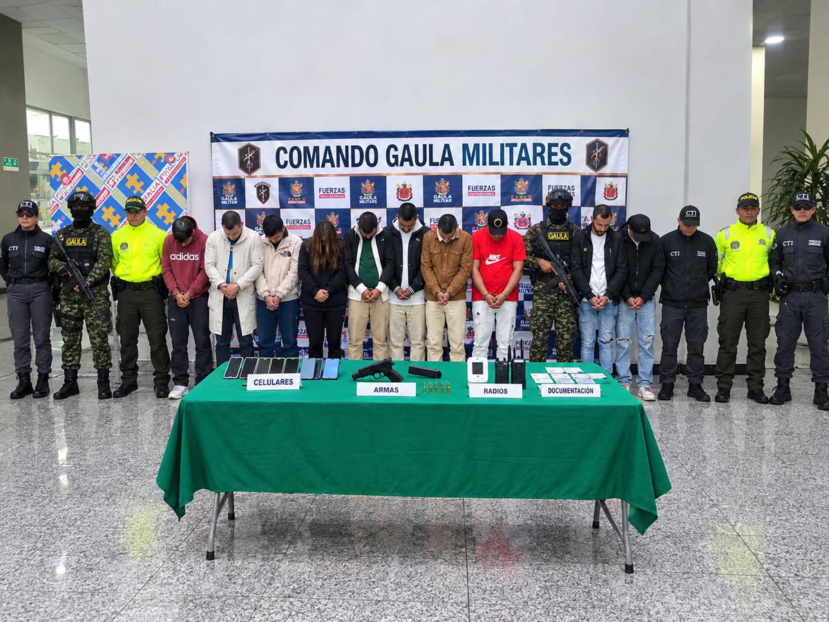 JorgeEmilioRey's tweet photo. Hemos desarticulado a la banda criminal “Los Pinchallantas”, que venía delinquiendo en la vía Mosquera–La Mesa, especialmente en el sector de Mondoñedo. Sus integrantes instalaban elementos en la carretera para afectar los vehículos y obligar a sus ocupantes a detenerse, momento que aprovechaban para secuestrarlos y robarlos.

Eran tan sinvergüenzas que hasta utilizaban datáfonos para despojar a las víctimas de su dinero. Las obligaban a digitar sus claves bancarias para realizar transacciones y transferencias a cuentas desde las cuales posteriormente retiraban el dinero. Además, las intimidaban con armas de fuego, las llevaban a zonas apartadas y les quitaban sus pertenencias. Hasta el momento, se han establecido 21 víctimas en nueve hechos, con pérdidas cercanas a los $750 millones.

Después de varios meses de investigación y seguimiento, se realizaron 12 allanamientos y fueron capturados por orden judicial 11 integrantes de esta estructura. Durante los operativos se incautaron cuatro datáfonos, una camioneta, un arma traumática, 16 celulares, tubos con punta presuntamente utilizados para pinchar los vehículos, zunchos para amarrar a las víctimas, entre otros elementos.

Este resultado fue posible gracias al trabajo conjunto de la @FiscaliaCol, el CTI, la @PoliciaCmarca, @TransitoPolicia y el @GaulaMilitares. Los capturados deberán responder por secuestro extorsivo agravado, concierto para delinquir, hurto agravado y porte ilegal de armas. De acuerdo con los investigadores, algunos de estos delincuentes también estarían implicados en hechos ocurridos recientemente en la Autopista Norte, donde habrían utilizado la misma modalidad.